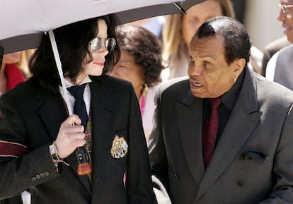 En la imagen Michael Jackson y su padre, Joseph Jackson, a la salida del tribunal del condado de Santa Barbara. El cantante fue acusado en 2005 de abusar sexualmente de un niño. El juzgado lo declaró inocente.