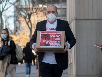 Carlos San Juan, el impulsor de la campaña 'Soy Mayor, No Idiota', camino de entregar en el Ministerio de Economía una caja con las 600.000 firmas que ha recogido, este martes.