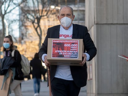 Carlos San Juan, el médico jubilado que recogió más de 600.000 firmas con su campaña Soy Mayor, No Idiota, a su llegada al Ministerio de Economía el pasado 8 de febrero, en Madrid.