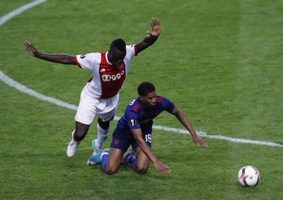 El jugador del Ajax Davinson Sánchez comete falta sobre Marcus Rashford del Manchester United.