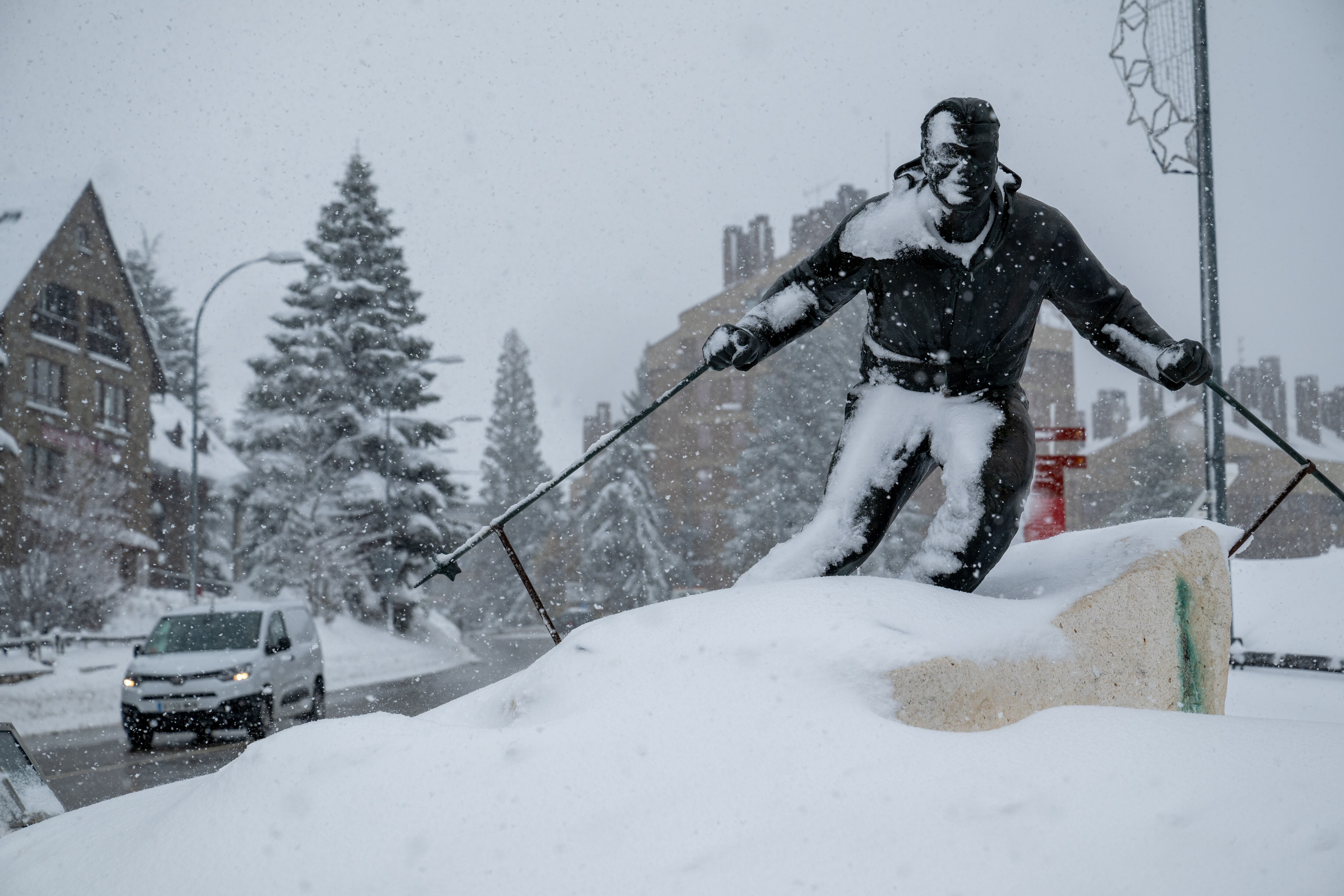 El esquí catalán inaugura temporada con mucha nieve y el anhelo de enterrar la gran sequía: “Esto ya tiene otro color”