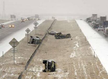 Varios vehículos accidentados junto a una carretera nevada en EE UU