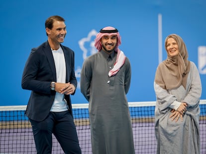 Nadal, con el ministro de Deportes saudí, el príncipe Abdulaziz bin Turki al Said, y la presidenta de su federación de tenis, Arij Mutabagani, el 10 de diciembre en Riad.