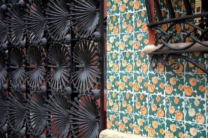La flor de clavel turco en los azulejos y la forja con hojas de palmito en la Casa Vicens, en el barrio barcelonés de Gracia.