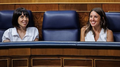 La ministra de Ciencia e Innovación, Diana Morant (i) y la ministra de Igualdad, Irene Montero (d), durante una sesión plenaria, en el Congreso de los Diputados, a 25 de agosto de 2022, en Madrid (España). El curso político vuelve tras el parón estival e inicia la primera sesión plenaria del Congreso con la votación de la convalidación del decreto de ahorro energético. Aunque ya está aprobado desde el pasado 1 de agosto, debe ser convalidado por el Congreso en el plazo de 30 días desde su publicación. El decreto ley recoge el primer paquete de medidas de ahorro energético previstas para cumplir con la reducción voluntaria del consumo de gas así como ayudas para el fomento del transporte público. Durante esta sesión también se aprovechará para aprobar definitivamente la conocida como ley del 'sólo sí es sí', el nuevo sistema de cotización de los autónomos, la Ley Concursal y la Ley de Ciencia.
25 AGOSTO 2022;PLENO;CONGRESO;AHORRO ENERGETICO;CONGRESO DE LOS DIPUTADOS;CURSO POLITICO
Alejandro Martínez Vélez / Europa Press
25/08/2022