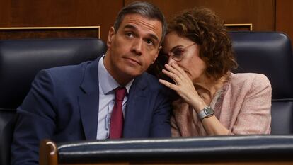 El presidente del Gobierno, Pedro Sánchez, conversa con la vicepresidenta primera y ministra de Hacienda, María Jesús Montero, durante el pleno del Congreso de los Diputados del pasado jueves.