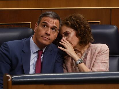 El presidente del Gobierno, Pedro Sánchez, conversa con la vicepresidenta primera y ministra de Hacienda, María Jesús Montero, durante el pleno del Congreso de los Diputados del pasado jueves.