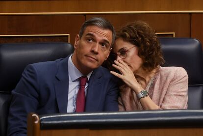 El presidente del Gobierno, Pedro Sánchez, conversa con la vicepresidenta primera y ministra de Hacienda, María Jesús Montero, durante el pleno del Congreso de los Diputados del pasado jueves.