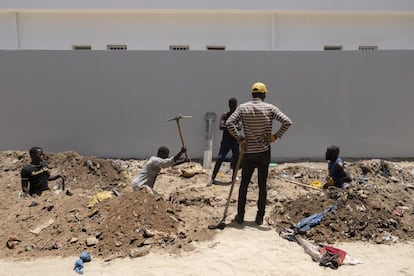 El barrio está en obras. Los trabajos para la construcción de un nuevo centro de formación dedicado a las actividades agrícolas casi ha acabado. Gracias a esta nuevo centro, los estudiantes ya no tendrán que trasladarse a Dakar para adquirir los conocimientos necesarios para la vida en el campo.