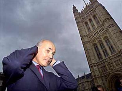 El candidato Iain Duncan Smith se acicala frente al Parlament británico tras hablar con la prensa.