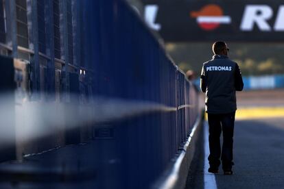 Lewis Hamilton, de Mercedes GP, pasea por el circuito de Jerez.