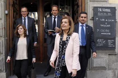 La vicepresidente Soraya S&aacute;enz de Santamar&iacute;a, seguida del portavoz del PP en el Congreso, Alfonso Alonso, y la ministra de Empleo, F&aacute;tima B&aacute;&ntilde;ez, a su salida de un restaurante pr&oacute;ximo al Congreso.