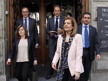 La vicepresidente Soraya S&aacute;enz de Santamar&iacute;a, seguida del portavoz del PP en el Congreso, Alfonso Alonso, y la ministra de Empleo, F&aacute;tima B&aacute;&ntilde;ez, a su salida de un restaurante pr&oacute;ximo al Congreso.