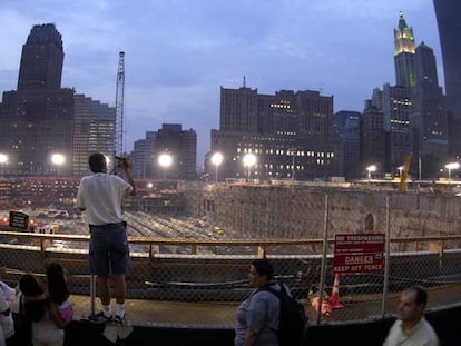 Varios turistas visitan la Zona Cero, en Nueva York, dos años después del atentado del 11 de septiembre de 2001 contra las Torres Gemelas.