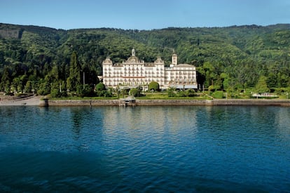 Stresa, una de las localidades principales a orillas del lago Maggiore, invita a disfrutar de una de las vistas más evocadoras de la zona mientras nos tomamos un 'Manhattan' en las terrazas del Grand Hotel des Borromées (en la foto). Cuando Hemingway fue herido en la I Guerra Mundial siendo voluntario en el ejército italiano, se alojó en este hotel para recuperarse y escribió la novela 'Adiós a las armas'.