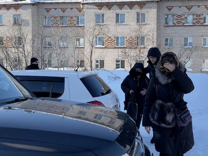 La madre del opositor ruso Alexéi Navalni, Liudmila Naválnaya, se tapa el rostro a su llegada a la cárcel IK-3 de Jarp, donde estaba preso su hijo