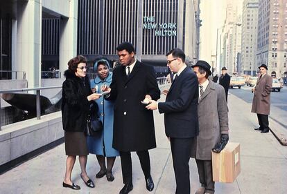 Muhammad Ali firmando autógrafos a dos manos en Nueva York (1967).