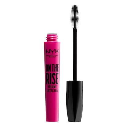 ¿Qué? On The Rise Volume Liftscara de NYX Cosmetics. ¿Por qué? Es el último lanzamiento en su categoría de la marca y ha arrasado: tiene un aplicador innovador fabricado en elastómero y con forma de reloj de arena que consigue separar las pestañas a la vez que las eleva. Además, una fórmula ultra pigmentada que aporta color y volumen en una sola pasada. Ya acumula más de 5.300 valoraciones en Amazon.