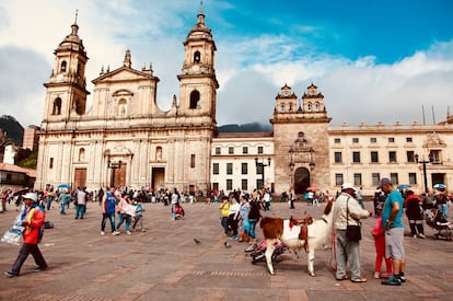 Con la catedral de la Inmaculada Concepción al fondo y los vendedores ambulantes en primer plano, la plaza de Bolívar es el auténtico corazón de Bogotá.