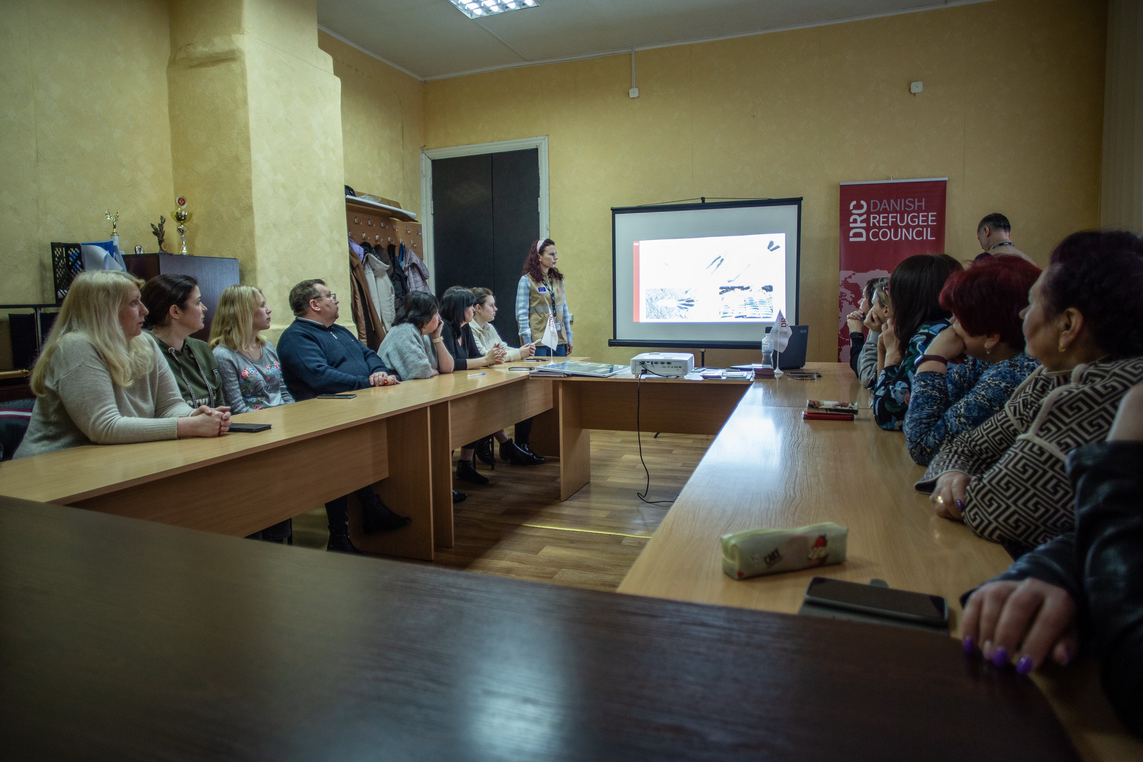 Kseniia Zhuravel imparte una clase sobre cómo actuar frente a las minas antipersonas, el miércoles 22 de marzo en la localidad de Priluki, en la región de Chernihiv.