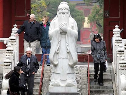 Unos turistas de visita en el templo de Confucio, en Pekín, edificado en 1306.