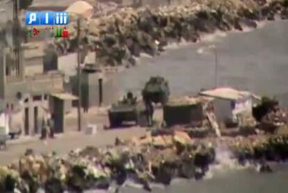 Captura de un vídeo colgado en YouTube que muestra a supuestos blindados sirios en el litoral de Latakia, ayer.