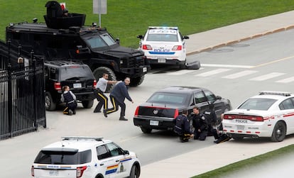 O primeiro-ministro canadense, Stephen Harper, foi evacuado da sede do Parlamento, informou o Governo, que confirmou que o chefe do Executivo se encontra ileso e a salvo. Na imagem, policiais no exterior do Parlamento.