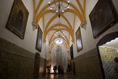 Al fondo, miembros del equipo de arqueólogos en la capilla del palacio gótico del Alcázar de Sevilla, donde se han encontrado los restos que podrían ser de los siglos XIII o XIV.