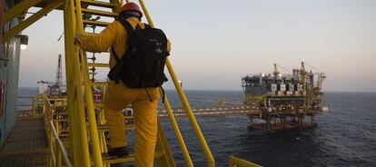 Un trabajador de Pemex en una plataforma frente a las costas de Campeche.