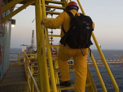 Un trabajador de Pemex en una plataforma frente a las costas de Campeche.