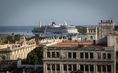 Una vista con la ciudad y el crucero al fondo.