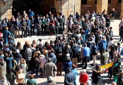 Concentración en el Ayuntamiento de Oviedo en repulsa por el asesinato de la joven Erika.