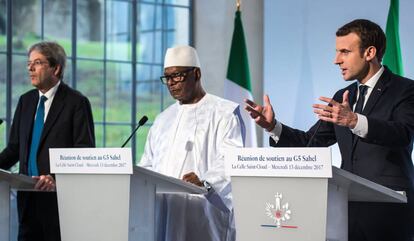 Los presidentes de Francia, Italia y Mali durante la cumbre con l&iacute;deres africanos de la fuerza militar G5-Sahel celebrada en La Celle-Saint -Cloud (Francia).