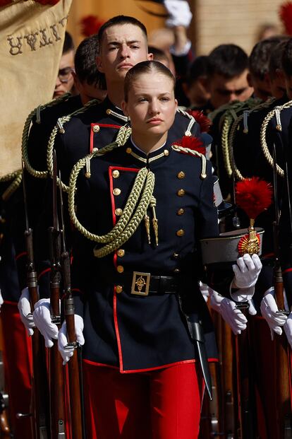 La princesa Leonor en un momento de su jura de bandera en la Academia General Militar en Zaragoza la mañana del sábado, con uniforme de época del Ejército de Tierra.