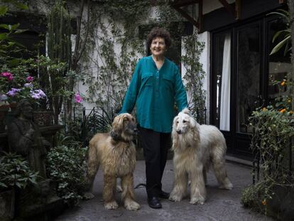 Margo Glantz junto a sus perros en su casa de Coyoac&aacute;n.