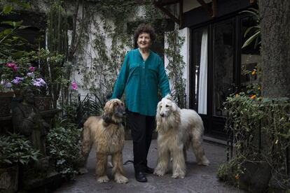 Margo Glantz junto a sus perros en su casa de Coyoac&aacute;n.