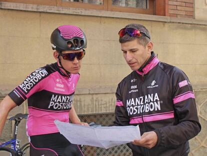 El director del Manzana Postob&oacute;n, Luis Fernando Saldarriaga, a la derecha, junto con su corredor Jetse Bol. 
 