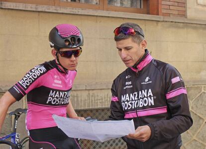 El director del Manzana Postobón, Luis Fernando Saldarriaga, a la derecha, junto con su corredor Jetse Bol.