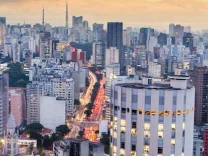 O perfil urbano de São Paulo, com o edifício Copan, de Oscar Niemeyer, em primeiro plano.