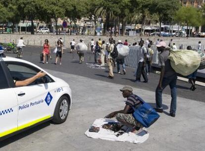 La policía del puerto de Barcelona desaloja a unos &#39;manteros&#39;.