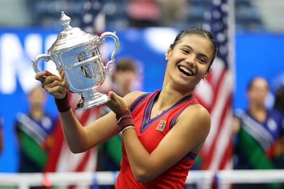 Emma Raducanu posa con el trofeo de campeona del US Open en la central de Nueva York.
