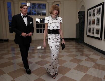 La directora de la edición americana de la revista Vogue, Anna Wintour, tampoco se perdió la cena. Acudió acompañada de Shelby Bryan. Wintour y eligió un vestido de Chanel.