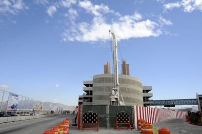 Vista general de la construcción que unirá los aeropuertos de Tijuana y San Diego a través de un puente sobre la frontera.