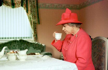 La reina Isabel II tomando té en Glasgow (Escocia), en julio de 1999.