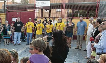 Manifestaci&oacute;n de sindicatos docentes y representantes de padres contra los recortes en el colegio Cavite de Valencia. 