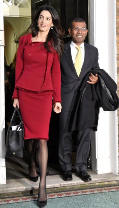 Amal Clooney junto a expresidente Mohamed Nasheed, en Londres.