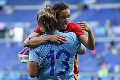 Las jugadoras de España Cata Coll y AItana Bonmati celebran su victoria ante Colombia, y su paso a seminifales.