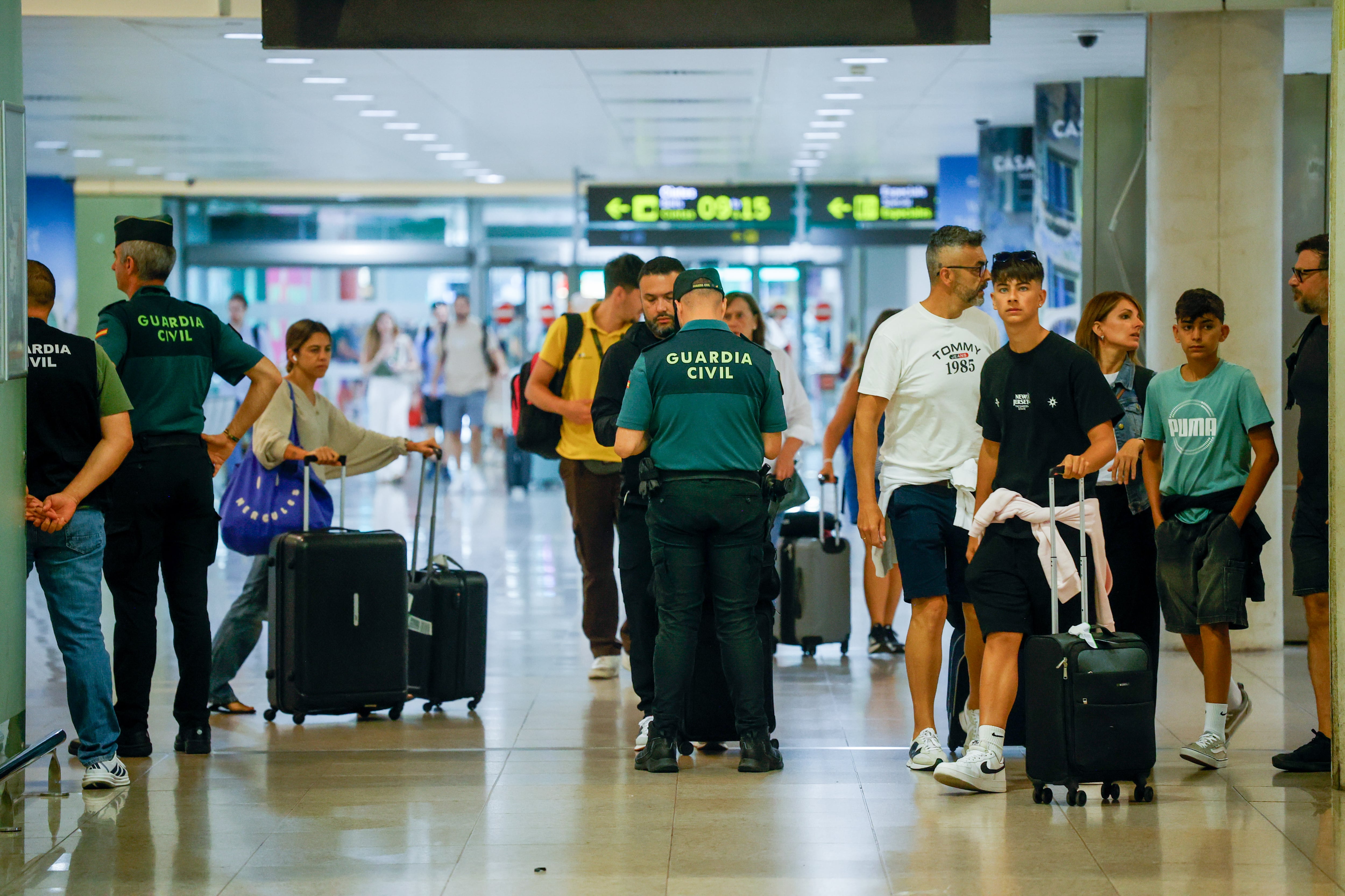 Primer día de control a los viajeros procedentes de Italia: la policía pide la documentación a solo el 5% o 10% de los pasajeros