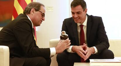 Torra regala una ampolla de ratafia a Sánchez.