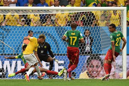 Neymar chuta para marcar o segundo gol do Brasil no jogo.